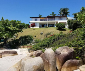 Paradise just 10 steps away from the ocean - Residência Dorabel